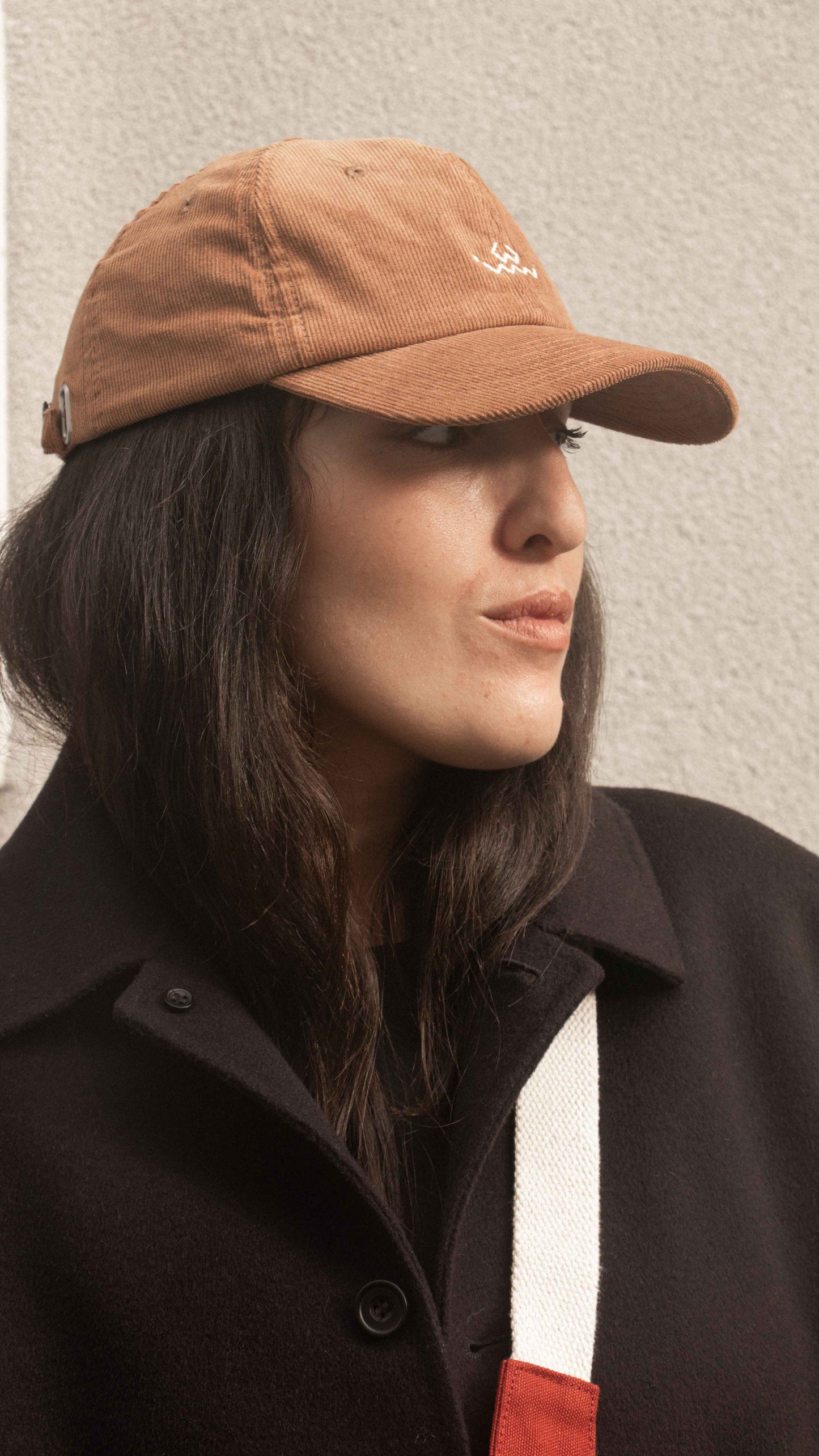 Casquette tara caramel velours cotele - vue portee angle cote