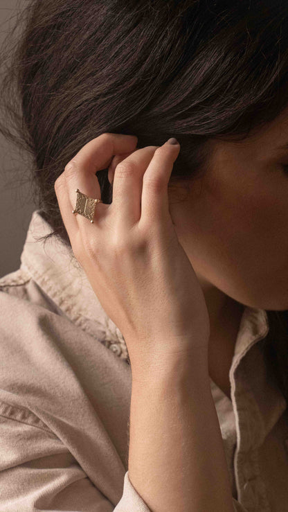 Bijoux adrar - vue portee zoom sur bague