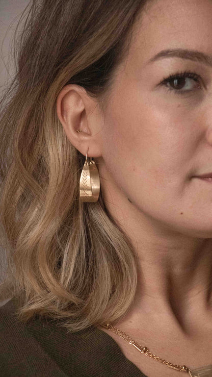 Bijoux adrar - vue portee zoom sur boucles d'oreilles