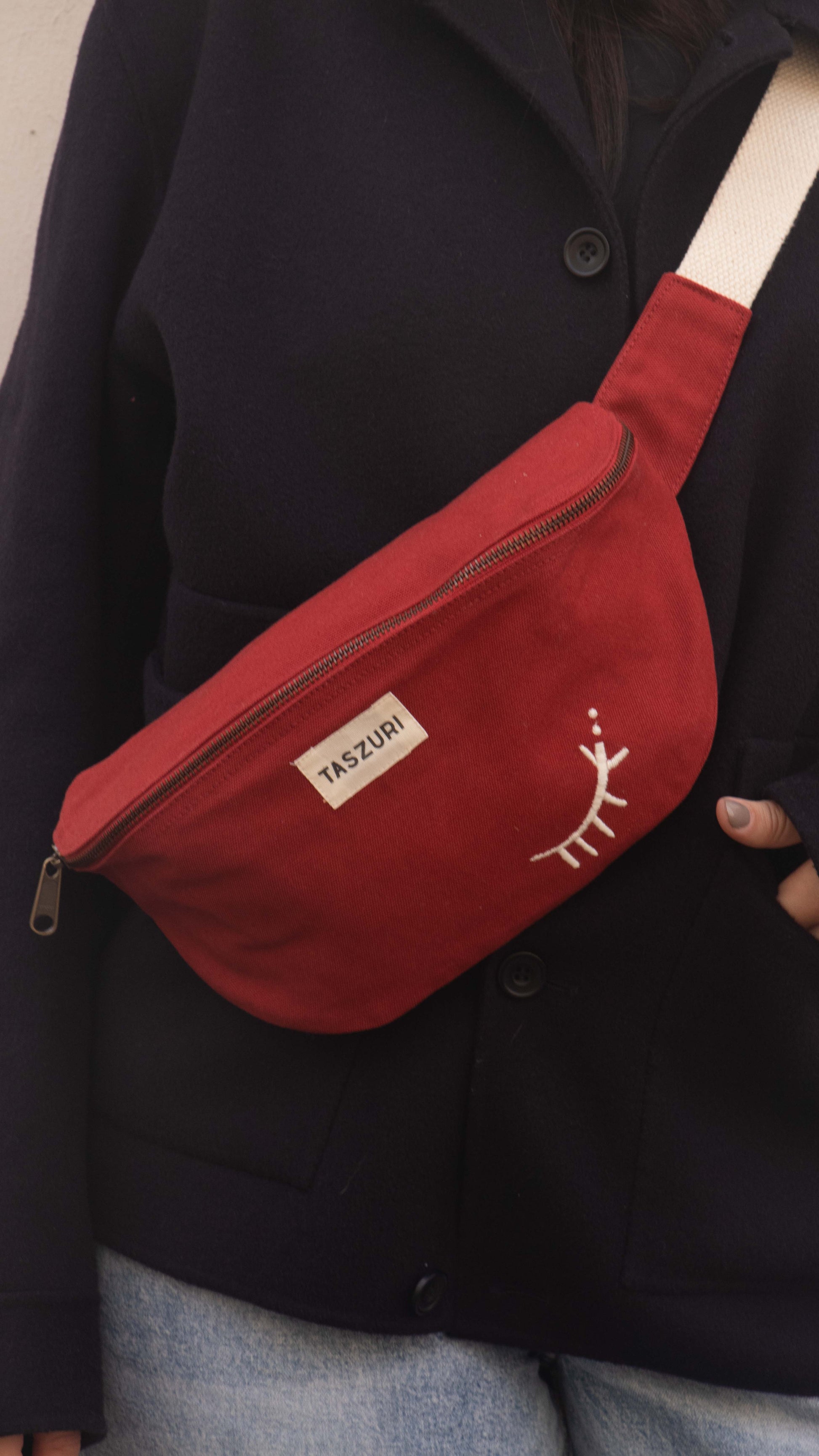Sac banane azel rouge piment  - vue portee zoom sur banane
