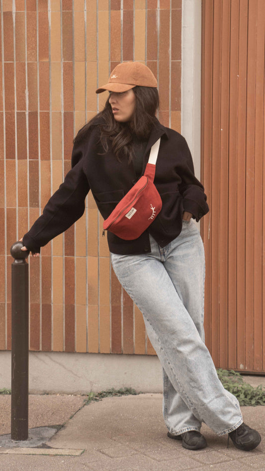 Sac banane azel rouge piment et casquette tara caramel  - vue portee