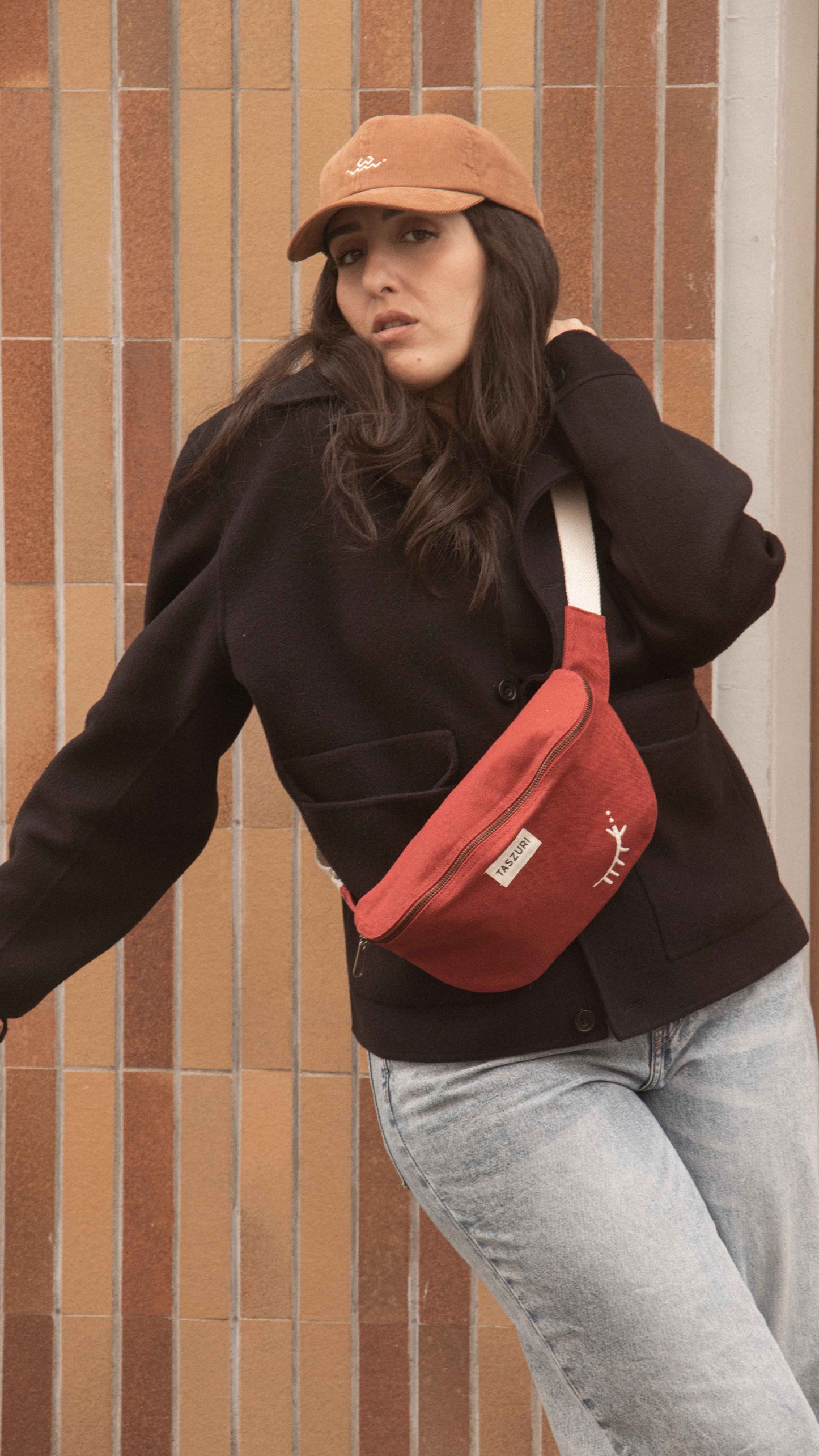 Sac banane azel rouge piment et casquette tara caramel  - vue portee